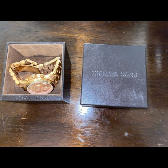 Michael Kors oversized rose gold watch - Picture 2 of 5